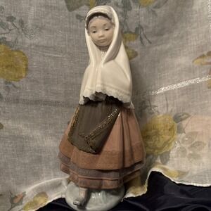 Lladro - " Festival Time " Spanish Girl with Shawl Figurine # 5053 C-28E RETIRED